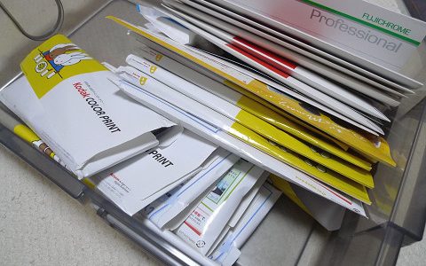 未整理のネガや写真があふれています