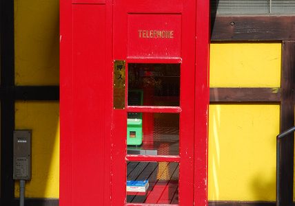 夏には使いたくない電話ボックス